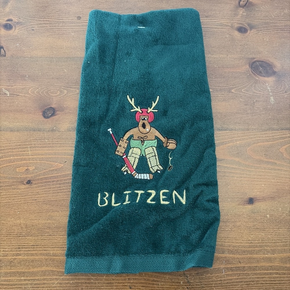 VINTAGE AVANTI GRAND PRIX GREEN BLITZEN HOCKEY HOLIDAY CHRISYMS HAND TOWEL NWT